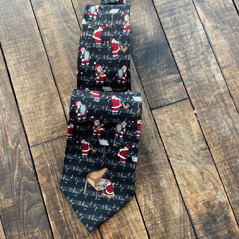 100% silk necktie Holiday theme